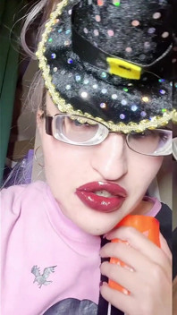 Kadın kılıklı, findom goaldigger tarafından evliliğini kabul ettikçe dinliyor