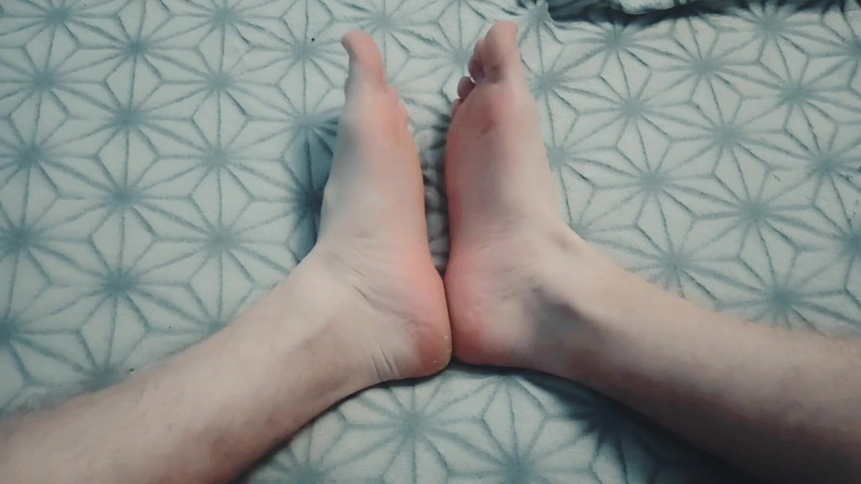 Pasha: Killen masserar försiktigt sina fötter med olja