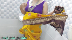 Desi Pari Bhabhi: Gara-gara ngeliat cewek ini mandi pakai saree kuning, aku masukin...