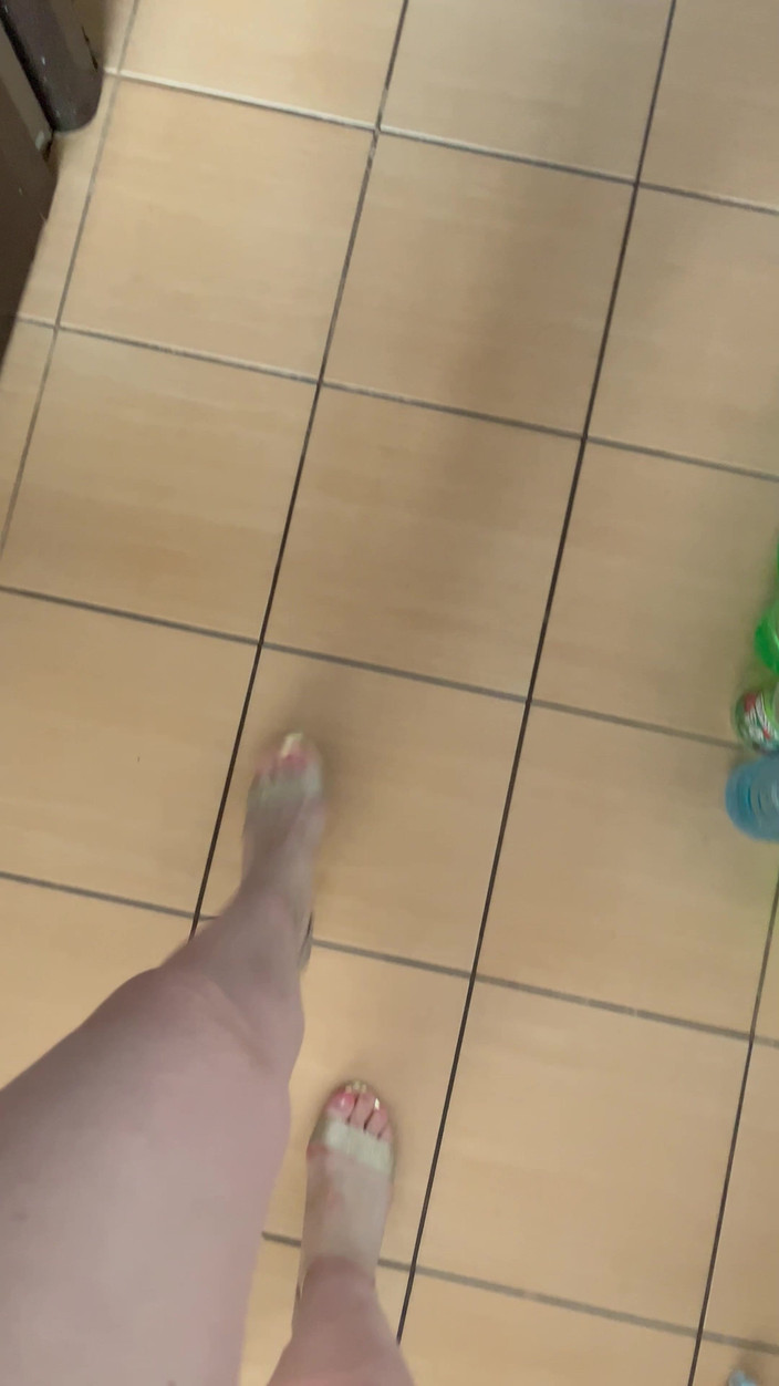 Feet: POV:ベージュのハイヒールで歩く音