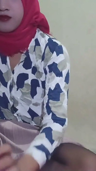딜도를 사용하는 무슬림 펨보이 애널