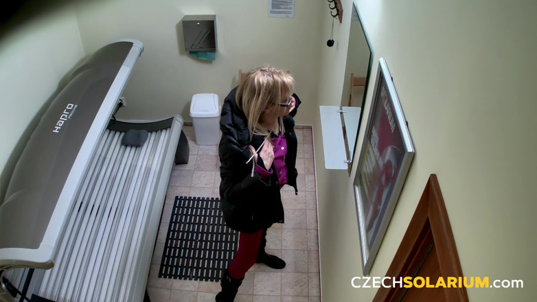 Czech Solarium: České solárium 21: Štíhlá milfka se svléká v soláriu a předvádí