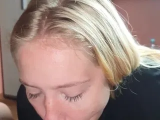 Rubia adolescente mamada - en primer plano