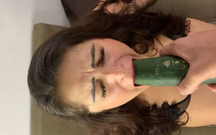 Camila Vegas: Probando frutas, me uní al juego travieso que el hombre...