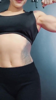 Bắp tay bikini săn chắc và cơ gân được trưng bày