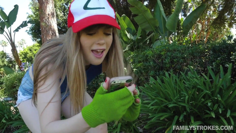 Family Strokes: Schattige gamermeid neukt haar zwaargeschapen stiefbroer