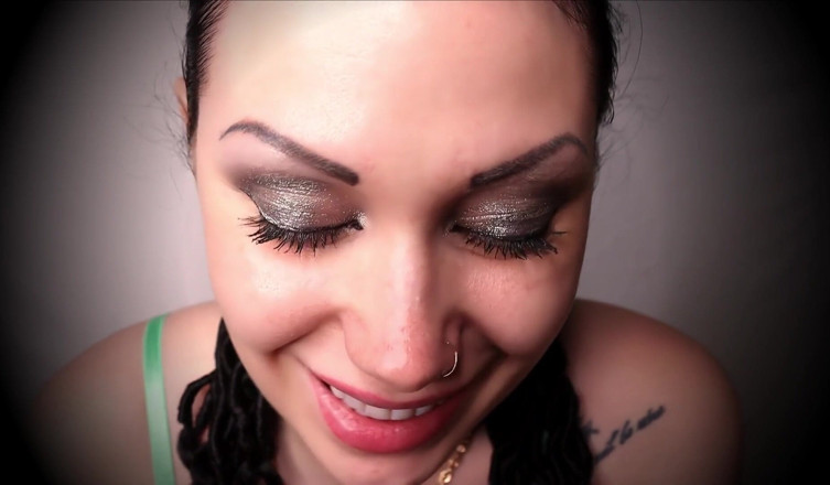 Goddess Misha Goldy: Blízký oční kontakt a rty a prsa &amp; Joi
