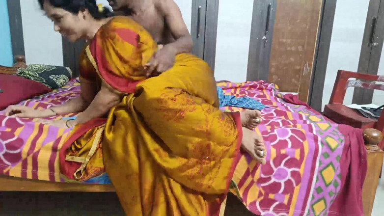 Sexy sindu: Sindu Bhabhi Sari Seks z Devarem w sypialni