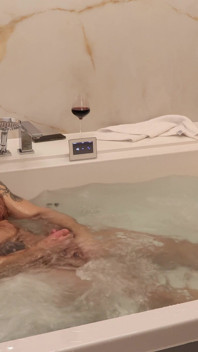 Hairy Muscle Stud: Luxury Jacuzzi Strip & Raw Jerk off - 4K Bodybuilder Solo