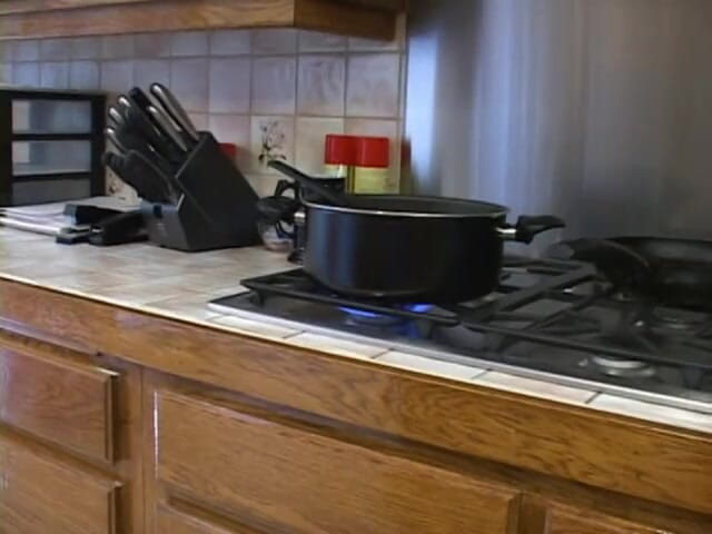 POV JOE: Tetona milf Demi da mamada en la cocina