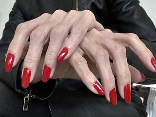 Lady Victoria Valente: Červené claws - celé oblečené v černé kůži