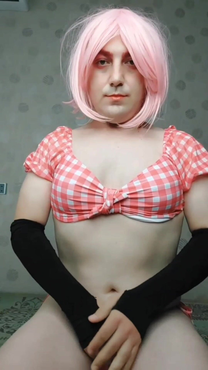 Kitty_Cross: Femboy en bikini a l’air salope assez attirante