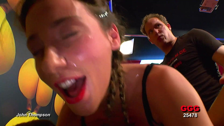 German Hardcore Gangbang: Cette bombasse sexy adore les gangbangs et le bukakke