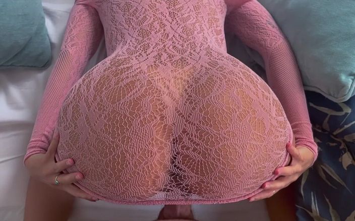 Who is Lilly: Model kebugaran dengan gaun ketat pengen kontol &amp; mohon tetangganya untuk...