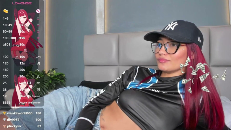 Lia Wood: Schattige latina met gekleurd haar wil gewoon in haar kamer...