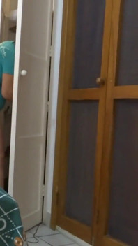 In spiaggia spio la sorella di mia moglie che si veste