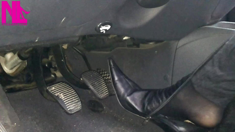 Nyllady: Mengepam pedal dan membuka baju kulit hitam saya dengan kasut...