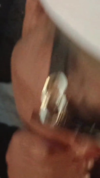 MILF dalam cermin mata hitam POV blowjob dengan cumshot di mulut