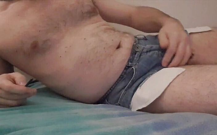 Dee Bon 69: Stiefvader lichaam en sexy korte broek