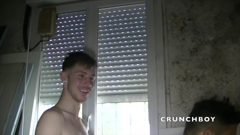 French Twinks Amator videos: James dikongkek oleh kawan baiknya