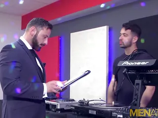 Menatplay - latino Robbie Rojo anaal geneukt door Antonio Miracle