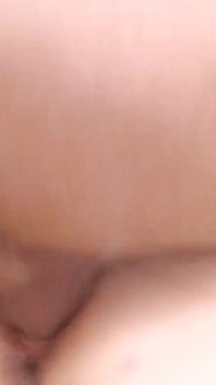 MILF Sheila Marie jest dziwką z dwoma dużymi cyckami i ogoloną cipką cieszącą się twardym kutasem w jej cipce