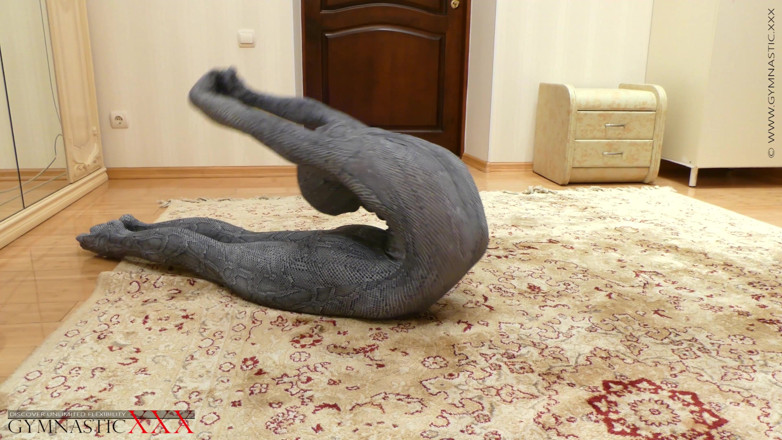 Gymnastic: स्पैन्डेक्स कैटसूट में Contortion queen