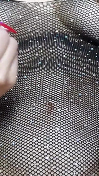 Red Nails, Belly Button and Abs to Mesmerize You