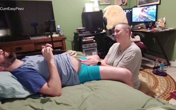 Cum and piss play fun!: Ela estava masturbando ele, então queria seu esperma dentro de...