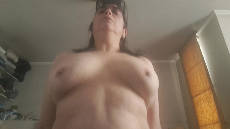 Mommy big hairy pussy: Berkendara dengan payudara gemetar