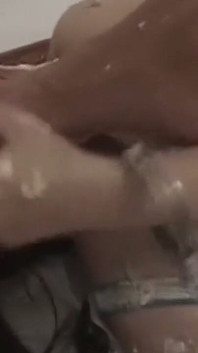 Zralá brunetka MILF je promočena ve smetaně během sexu