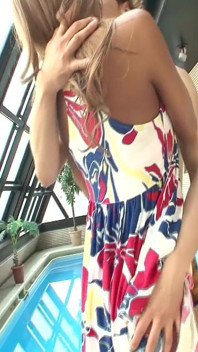 Rubia japonesa alcanza orgasmos múltiples mientras su amante satisface su arbusto con juguetes