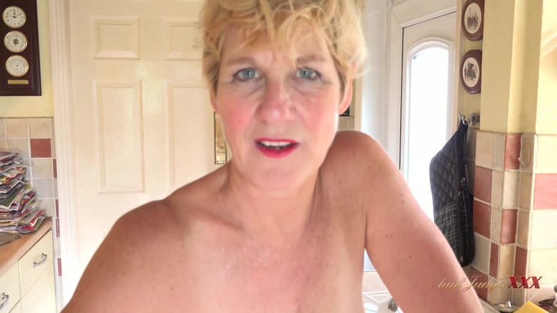 Aunt Judy's XXX: Judysxxx - 巨乳熟女主婦がキッチンであなたのチンポを吸う(主観)