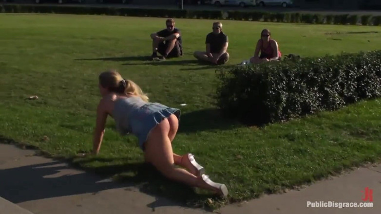 Public Disgrace by Kink: Гаряча мамка з величезними цицьками і дупою