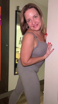 MILF przyłapana na sikaniu przez lekkie spodnie do jogi