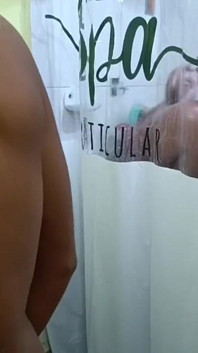 Birlikte duş almak için baştan çıkarılıyor
