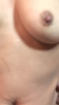 Słodka laska dostaje ciepłe obciążenie na jej tyłek z jego BBC po ostrym seksie