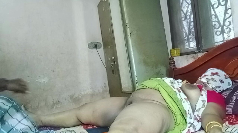 Tamil Anti Uma: Я пошла в дом своей сводной сестры, но моего сводного брата не было дома. Я развлекалась с моей сводной сестрой.