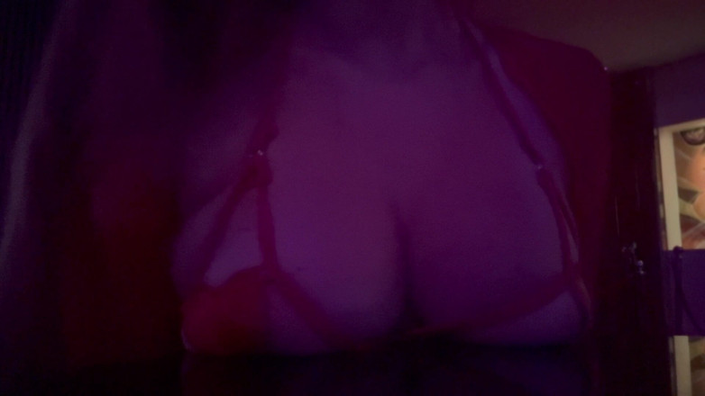 Artemisia Love: Włoskie Duże cycki MILF Artemida Love Pokazuje swoje soczyste cycki...