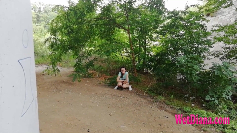 Wet Diana: Diana không mặc quần lót để cô ấy có thể đi tiểu ngoài...