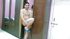 Cute & Nude Crossdresser: Sexy sissy crossdresser femboy sweet lízátko v košili, kalhotkách a žabkách.