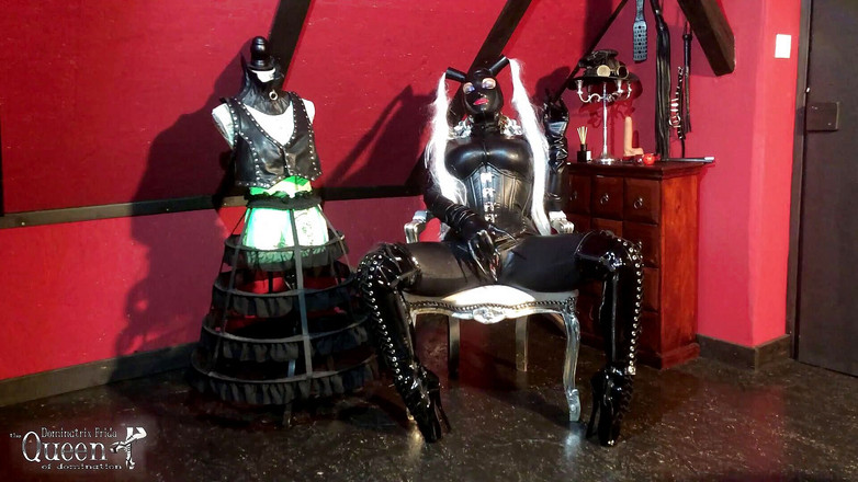 Dominatrix Frida: Dominatrix Frida în costum de latex - corset strâmt - cizme de balet -...