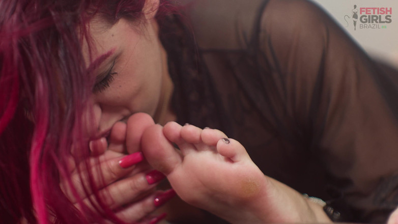 Fetish Girls Brazil: Лижу киску своей подруги, пока не кончит подвиг. Поклонение ступням и игрушки