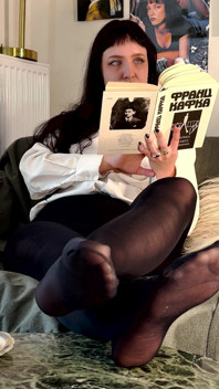 Mild fotförsummning medan jag läser min ryska bok - söndag fritid