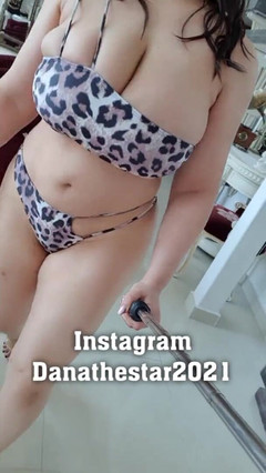 Dana Egyptian: Dana 埃及女郎展示她性感的比基尼