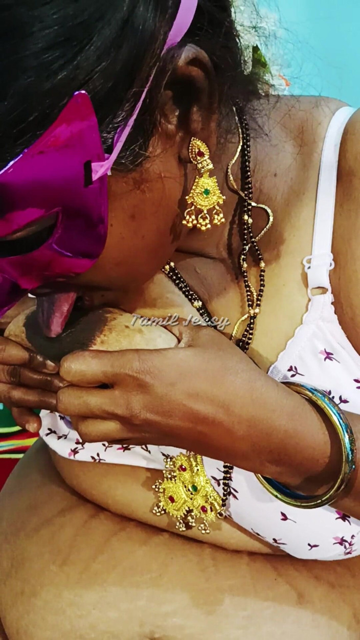 Tamil Jessy: Jeu avec squirt