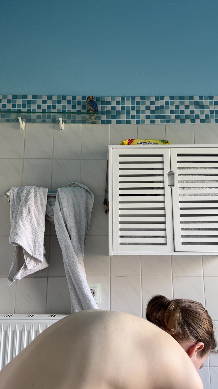 SweetLucy96: Dekat denganku di kamar mandi