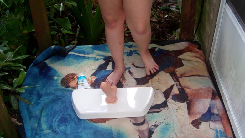 Scarlet Vixen: Je chevauche mon gode dehors