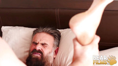 Bear Films: BEARFILMS - Mladý Adam Jones šuká tátu medvěda Alfera Cuero