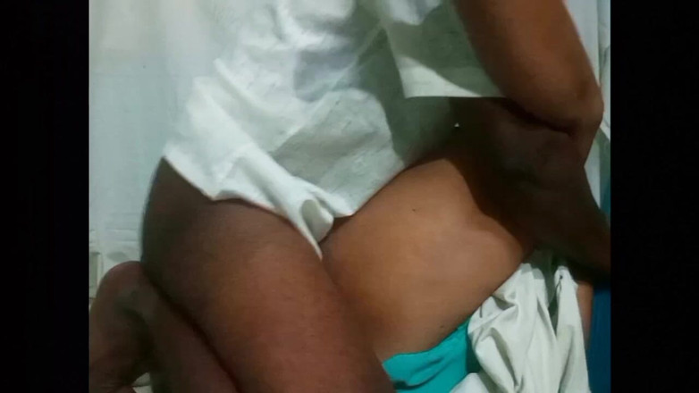 Desi Sathiya: 舐めるキスのビデオ